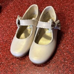 Rachel Shoes Cream Dress Shoes with Silver Bow